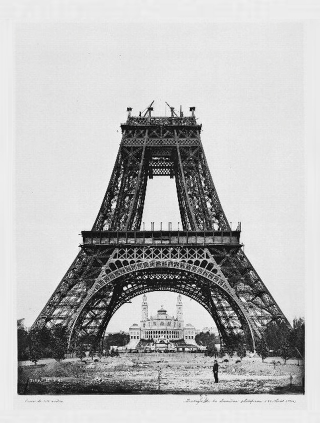 Illustration for article titled Photos of Famous Landmarks While They Were Still Under Construction